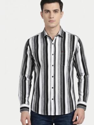 Men Regular Fit Striped Spread Collar Casual Shirt
